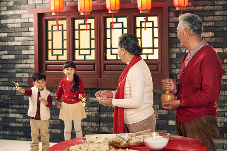 紫色节日烟花效果元素隔辈亲两个孩子的家庭团圆饭幸福家庭过年包饺子背景