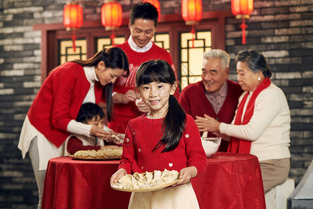 春节房屋男人幸福家庭过年包饺子新年高清图片素材