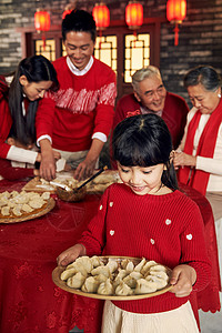 半身像年夜饭五个人幸福家庭过年包饺子图片素材