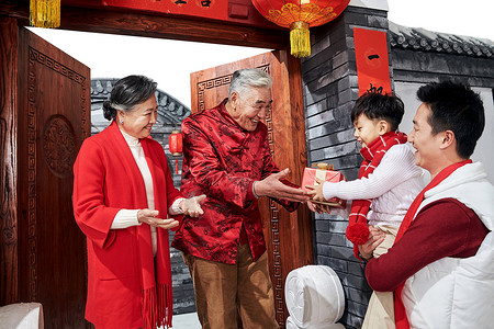 快乐传统文化站着老人迎接孩子回家过年图片