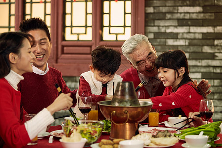 红酒火锅素材元素传统文化男人幸福家庭吃团圆饭背景