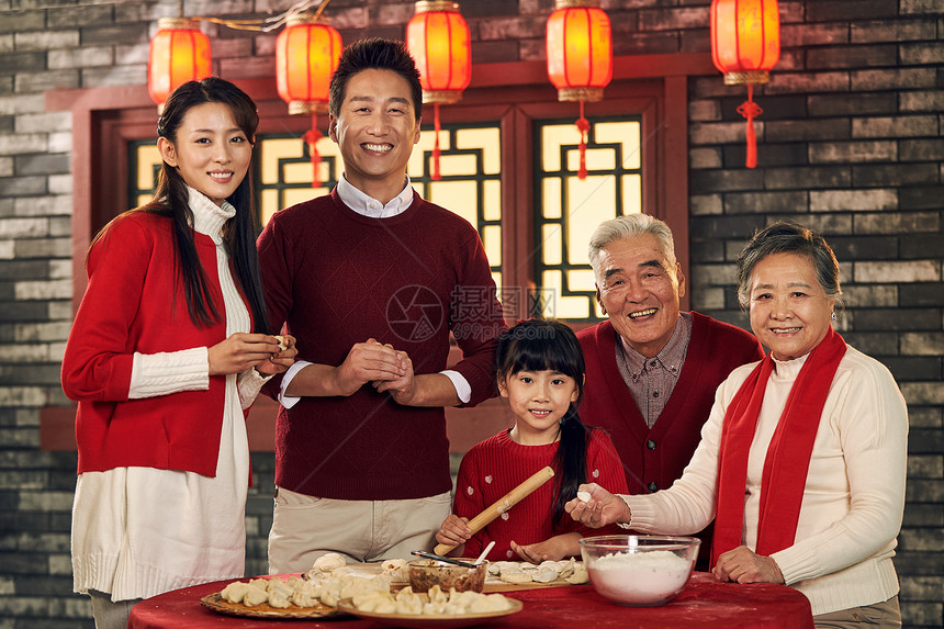 中年夫妇户外高兴幸福家庭过年包饺子图片