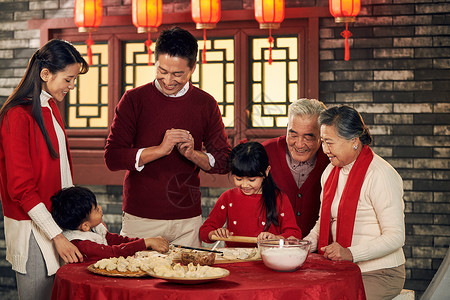 宴会服装半身像青年女人4岁到5岁幸福家庭过年包饺子背景