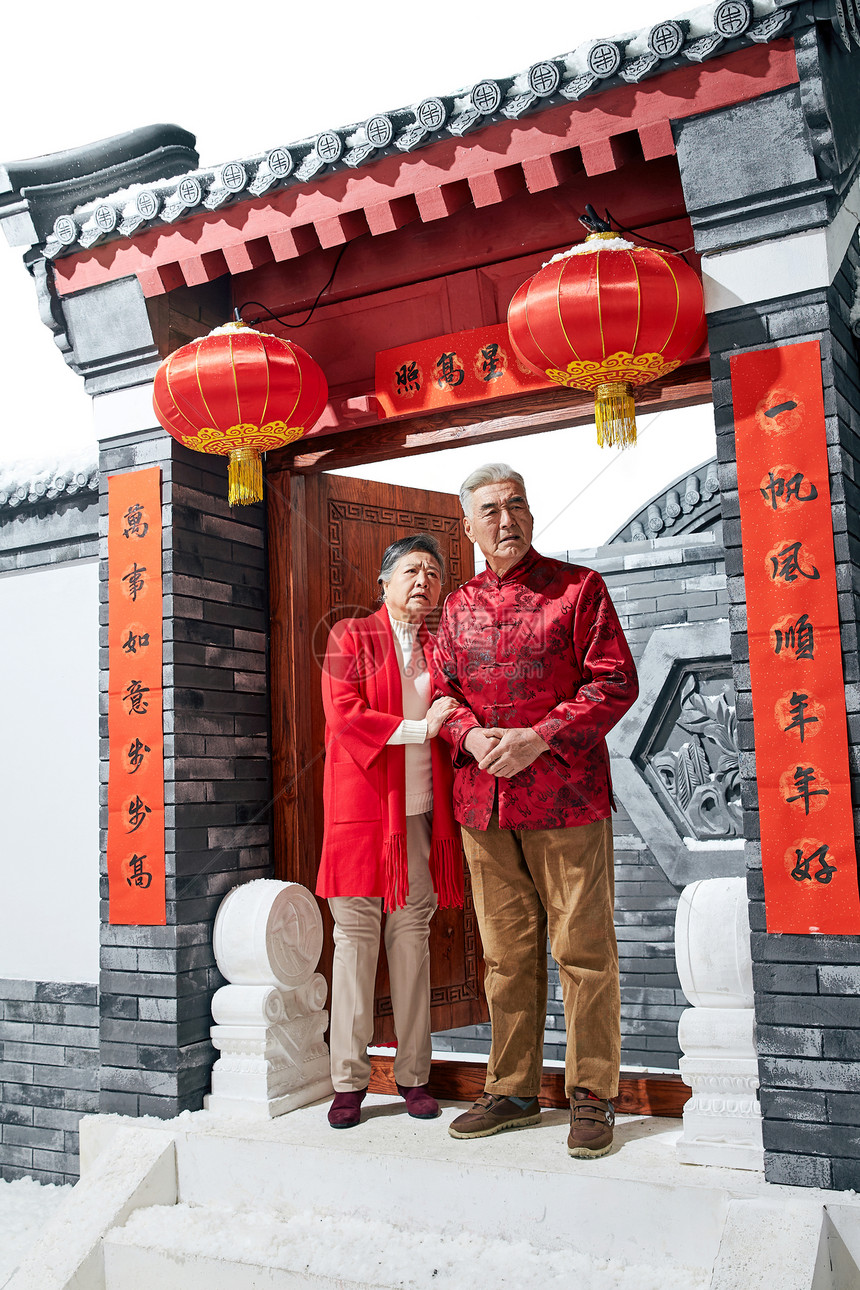 亚洲人东方人忧郁老年夫妇过新年图片