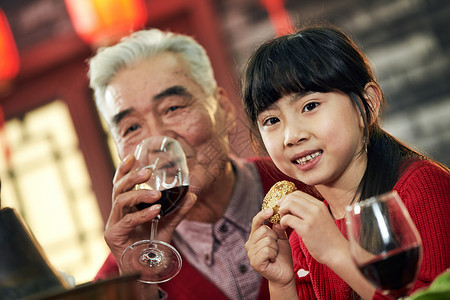 传统庆典酒杯幸福家庭过年吃团圆饭背景图片