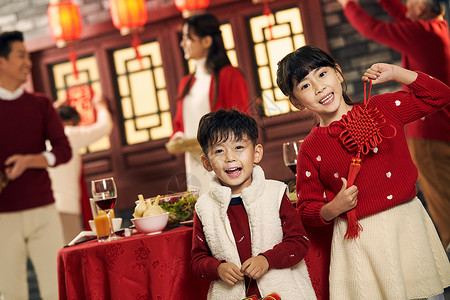 两个彩色晾衣架大家庭彩色图片享乐快乐儿童过新年背景