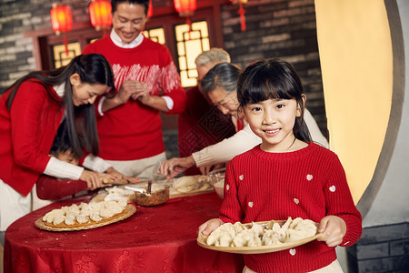 家庭生活中年夫妇传统文化幸福家庭过年包饺子图片
