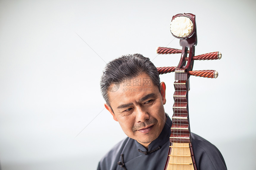 仅成年人中老年男人亚洲人男艺术家在弹琵琶图片