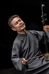 民间音乐表演亚洲人男艺术家在拉二胡图片