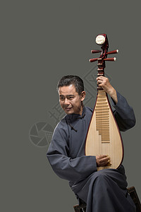 技能音乐器具男艺术家在弹琵琶图片