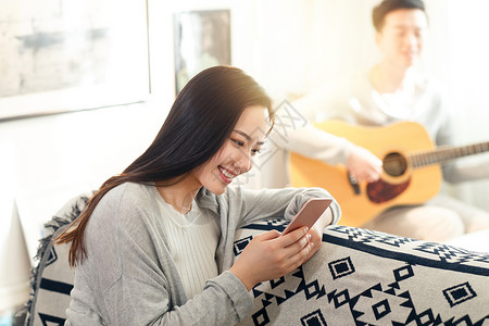 住宅房间日光青年女人看手机高清图片