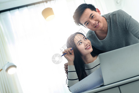 通讯欢乐浪漫情侣在家使用电脑背景图片