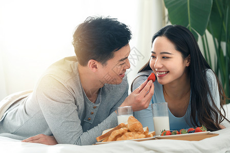 做豆浆青年男子给女朋友做早餐背景