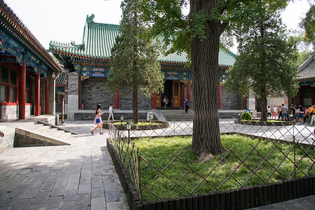 游客亭台楼阁古典风格北京恭王府古典式高清图片素材
