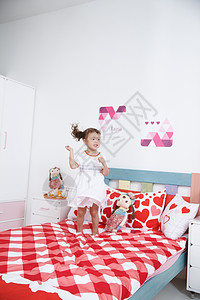 柔软童年奢华可爱的小女孩在卧室玩耍图片