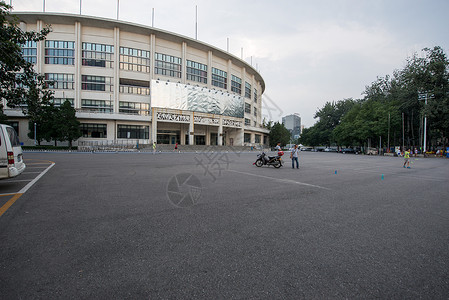 无法辨认的人都市风景摄影北京工人体育馆背景