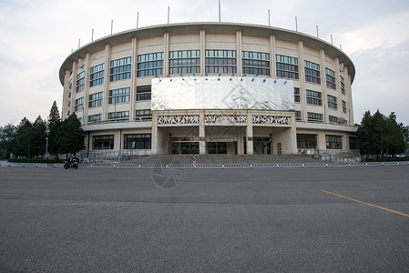 阴天公路地面北京工人体育馆背景