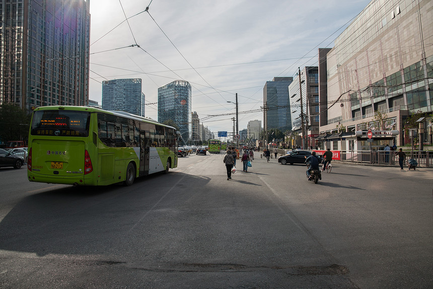 北京市区的街道和建筑物图片