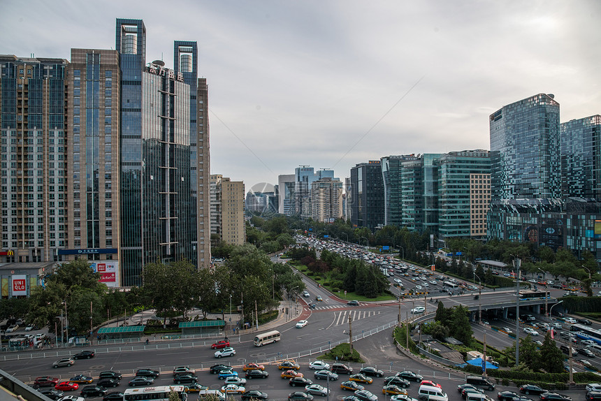 北京市区的街道和建筑物图片