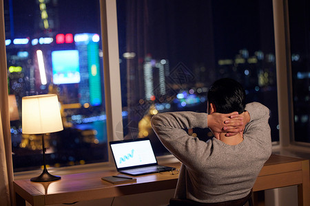 城市男人背影深夜工作的男性休闲看风景的背影背景