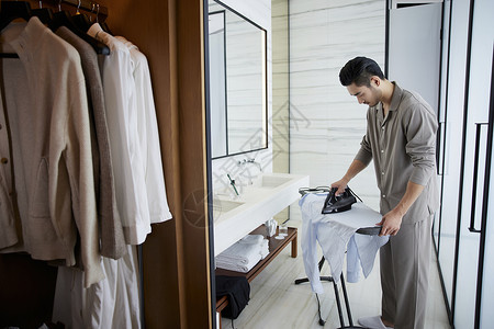 服务优质居家优质男性熨烫衣服背景