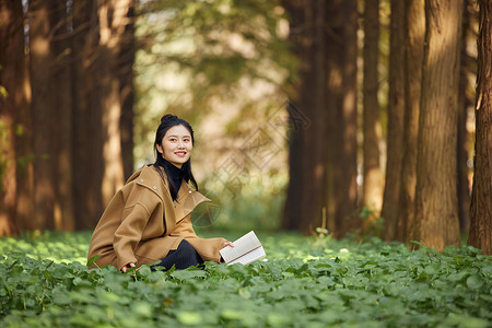 秋季美女大学生户外看书阅读图片