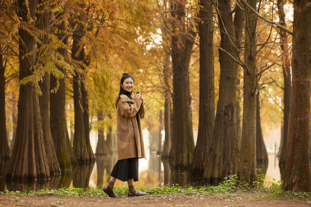 美女欣赏秋季景色形象图片