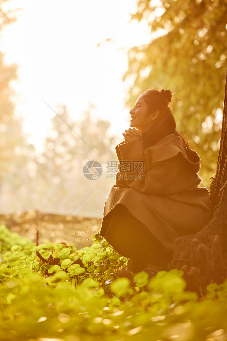 秋季黄昏美女看秋色风景图片