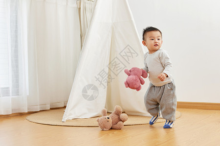 独自在家玩耍的宝宝幼儿高清图片素材