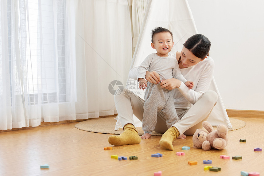 居家妈妈和宝宝形象图片