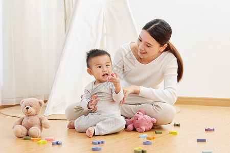 宝妈和宝宝宝妈在家陪伴孩子玩耍背景