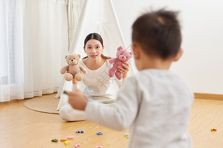 年轻母亲居家陪伴孩子玩耍带娃高清图片素材