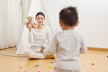 年轻宝妈在家陪孩子玩耍婴儿高清图片素材
