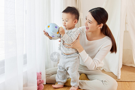 温馨宝宝素材年轻宝妈居家陪伴孩子玩耍背景