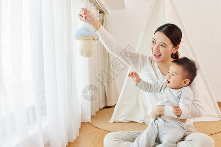 居家陪伴孩子玩耍的年轻妈妈母亲高清图片素材