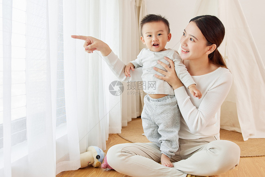宝宝与年轻母亲居家形象图片