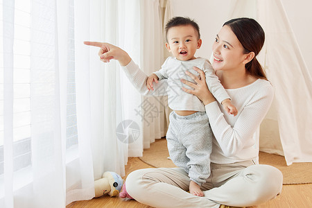 宝宝与年轻母亲居家形象呵护高清图片素材