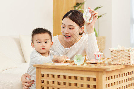 陪伴孩子的年轻妈妈母子高清图片素材