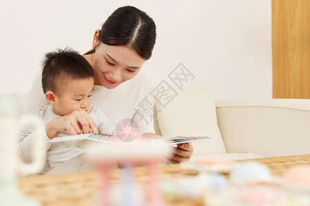 居家妈妈教宝宝看图画书幼儿高清图片素材