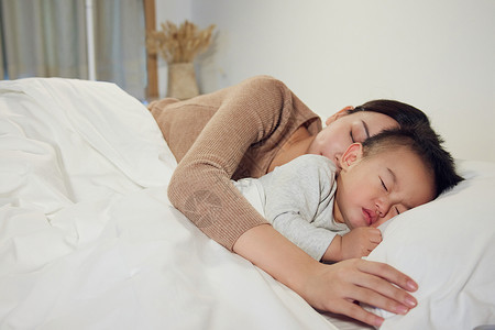 夜晚宝宝睡觉夜晚妈妈陪伴孩子入睡背景