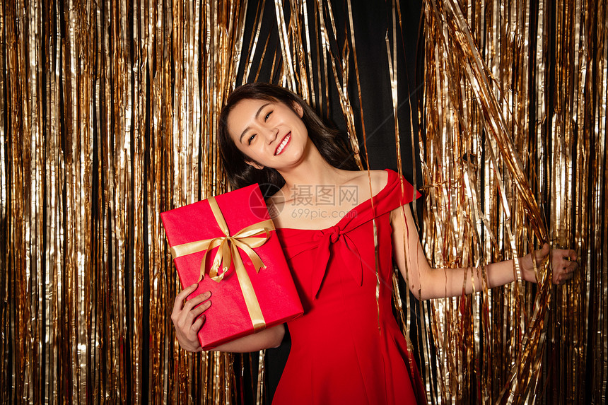 幸福传统节日喜庆时尚自信的青年女人拿着礼物图片