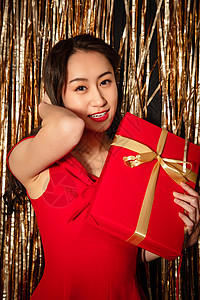 红色丝带美女时尚自信的青年女人拿着礼物高清图片