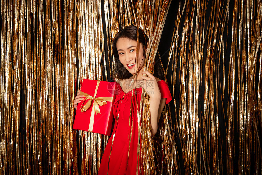 传统节日人露齿一笑时尚自信的青年女人拿着礼物图片