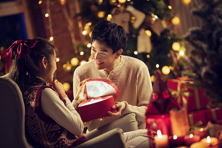 心形蝴蝶结包装盒幸福20到24岁青年男人送女朋友圣诞礼物背景
