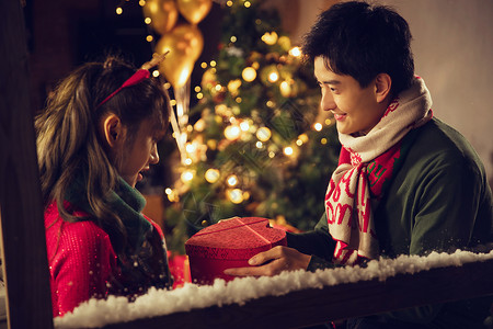 送气球面对面雪异恋青年女人收到男朋友送的圣诞礼物背景