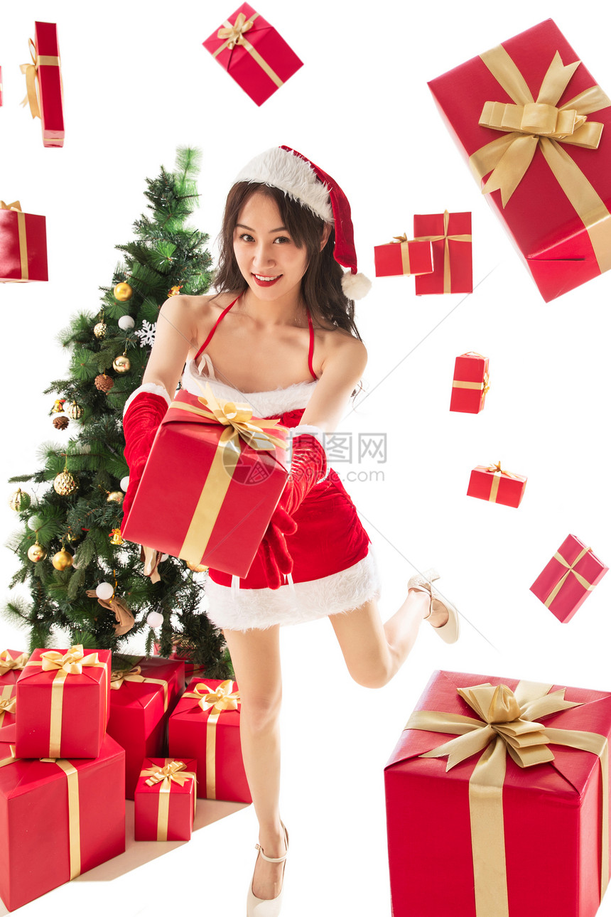 丝带礼品盒金色穿着圣诞服的年轻女人拿着圣诞礼物图片
