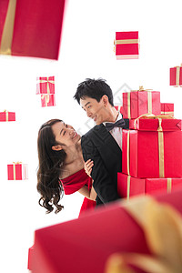 挨着春节丝带快乐的青年伴侣抱着礼品盒图片