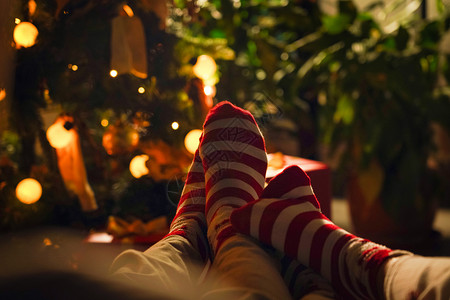 爱青年伴侣家庭生活穿着圣诞情侣袜的脚部特写图片