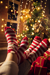 年轻人亲密青年男人穿着圣诞情侣袜的脚部特写图片