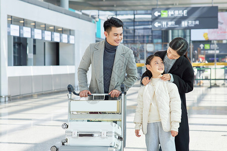 一家人乘坐飞机旅游出行女儿高清图片素材